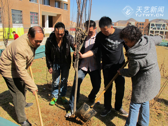 我院开展“十年树木百年树人-学子林”植树活动